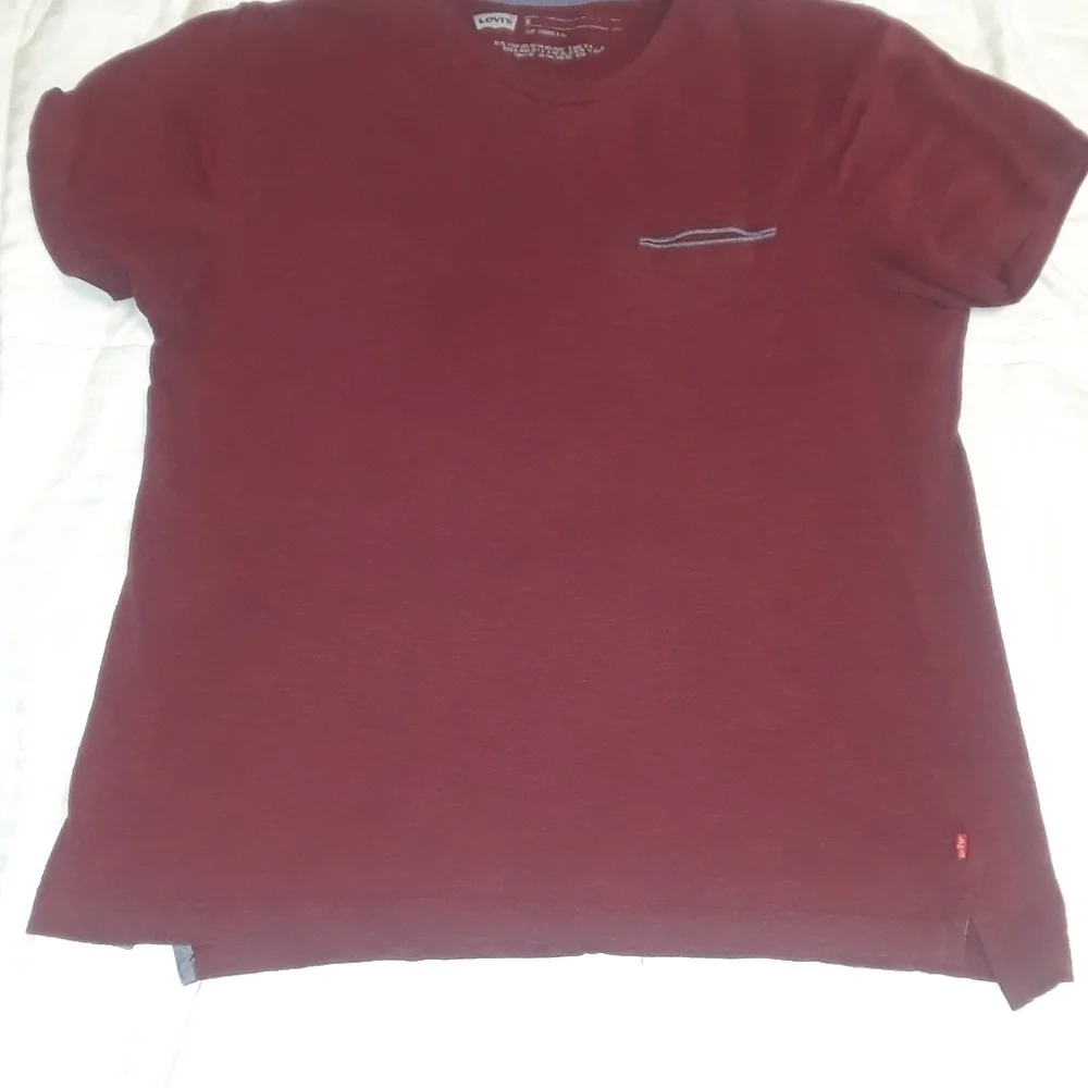 𝅺levi's basic maroon tee with front pocket size XL